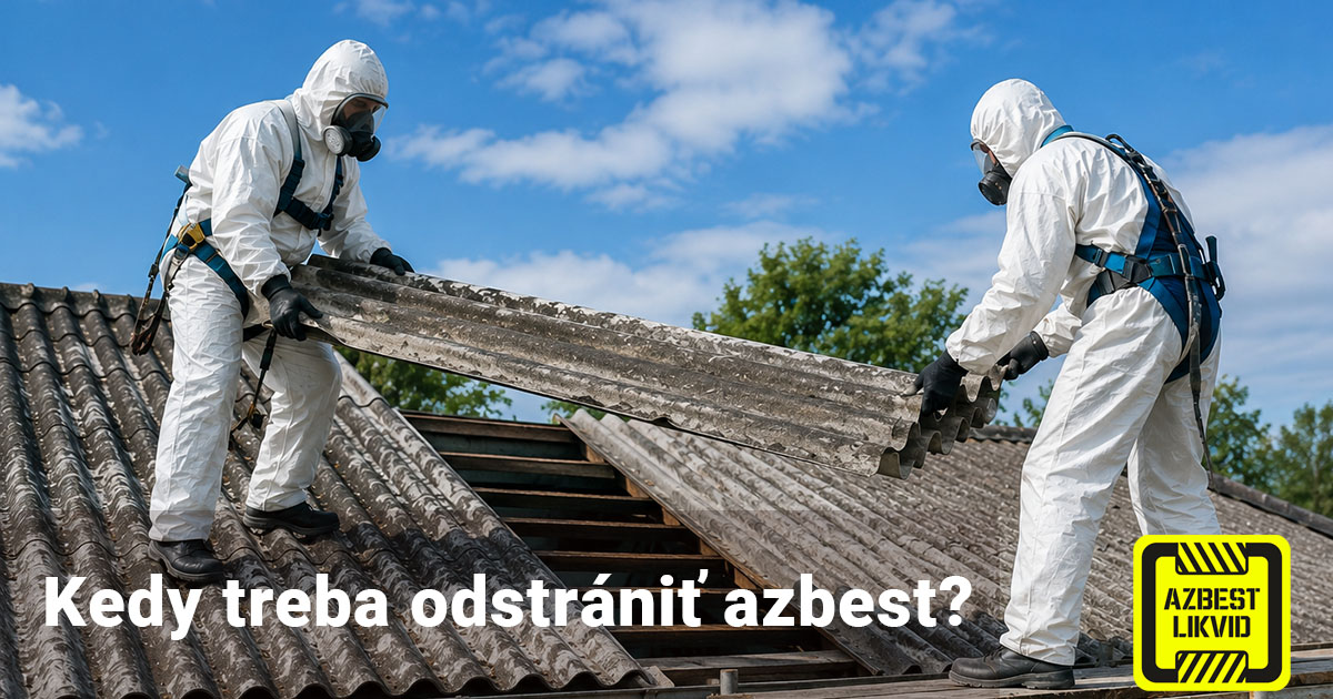 Pracovníci v ochranných oblekoch odstraňujú azbestovú strešnú krytinu zo strechy domu.